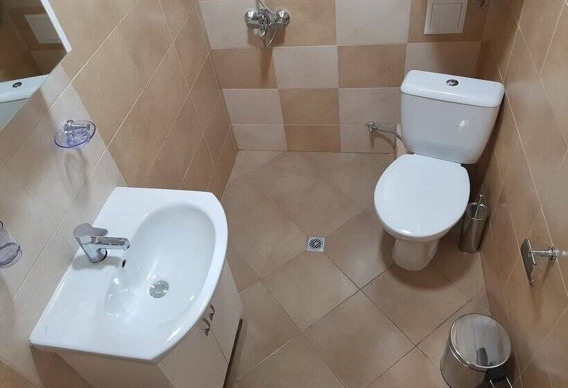 غرفة أساسية, Twain Apart&rooms