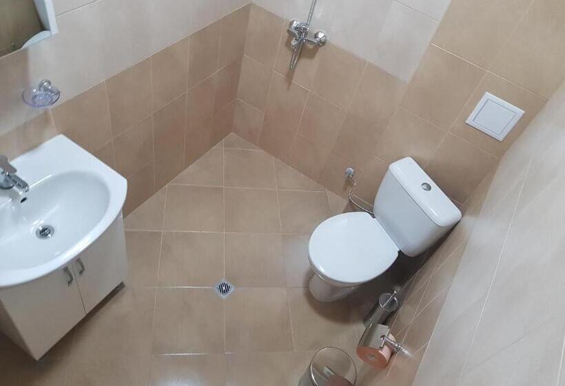 شقة غرفة واحدة, Twain Apart&rooms