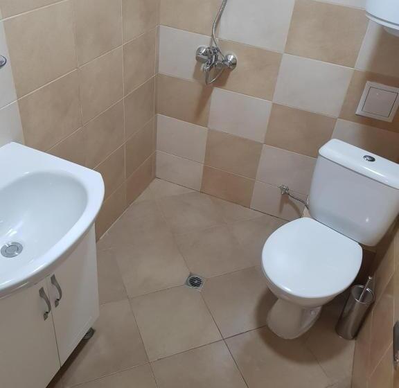 غرفة أساسية, Twain Apart&rooms