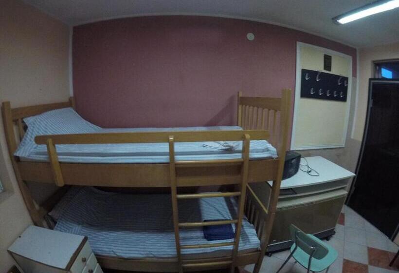 اتاق استاندارد چهارنفره با سرویس بهداشتی مشترک, Hostel Respect