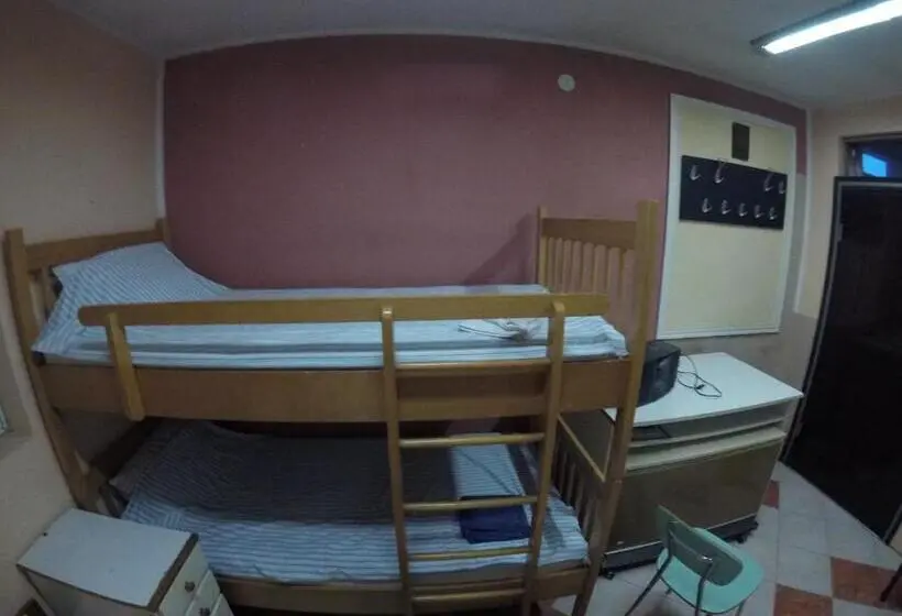 اتاق استاندارد چهارنفره با سرویس بهداشتی مشترک, Hostel Respect
