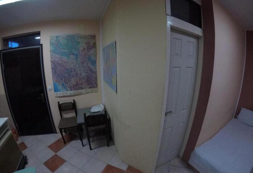 اتاق استاندارد چهارنفره با سرویس بهداشتی مشترک, Hostel Respect