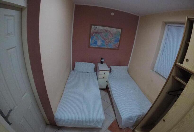 اتاق استاندارد چهارنفره با سرویس بهداشتی مشترک, Hostel Respect