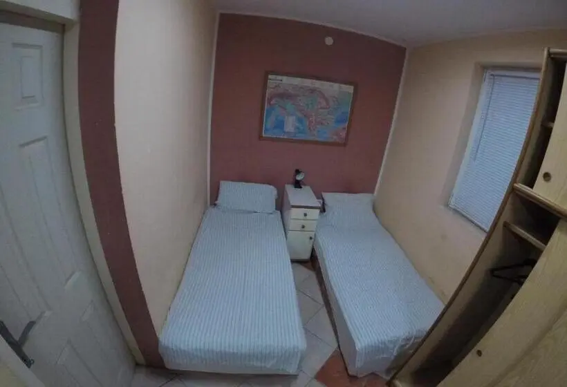 اتاق استاندارد چهارنفره با سرویس بهداشتی مشترک, Hostel Respect