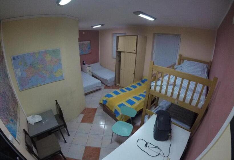 اتاق استاندارد چهارنفره با سرویس بهداشتی مشترک, Hostel Respect