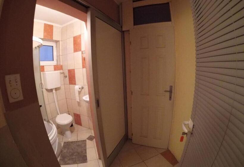 اتاق استاندارد با سرویس بهداشتی مشترک, Hostel Respect