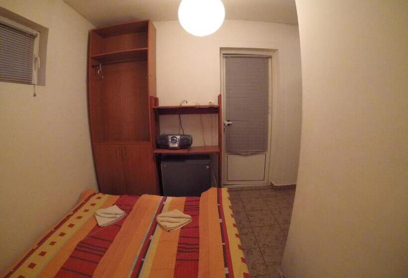 اتاق استاندارد با سرویس بهداشتی مشترک, Hostel Respect