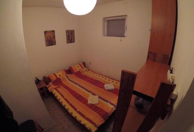 اتاق استاندارد با سرویس بهداشتی مشترک, Hostel Respect