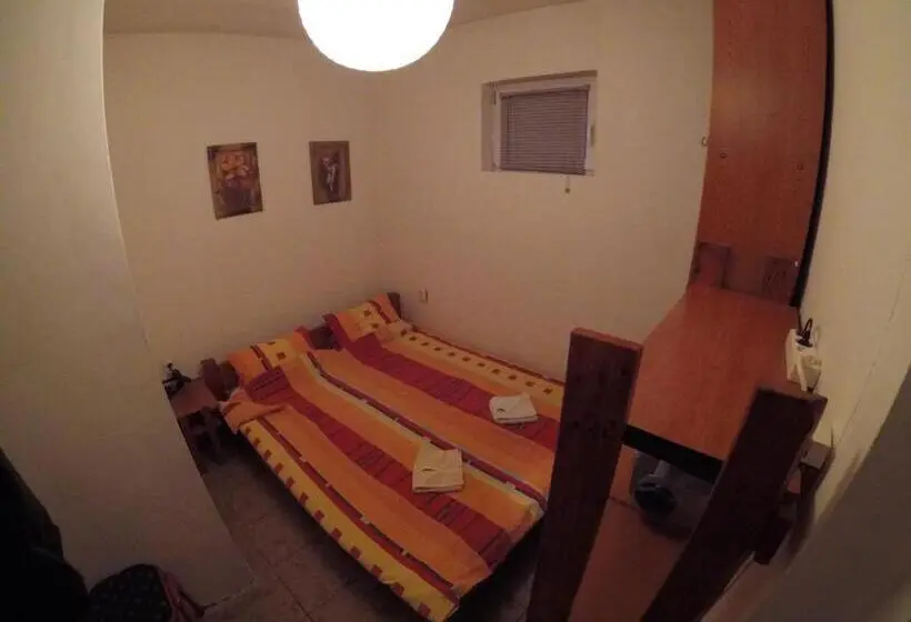 اتاق استاندارد با سرویس بهداشتی مشترک, Hostel Respect