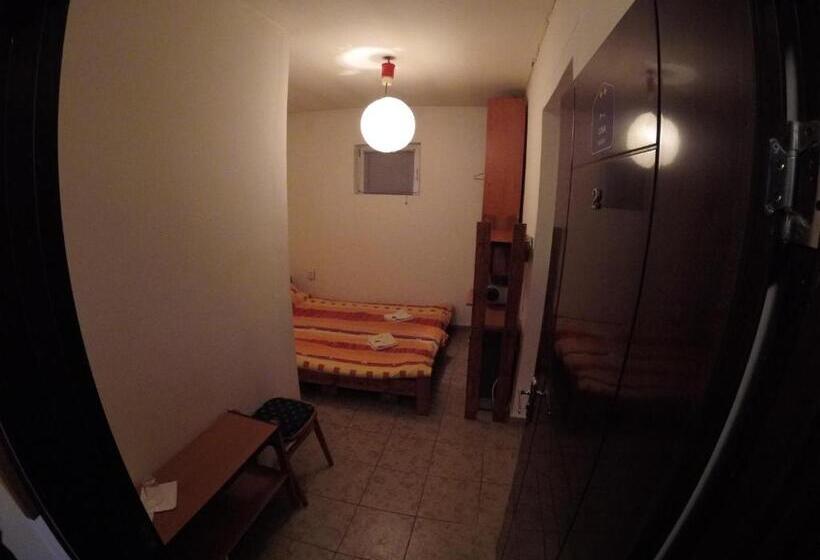 اتاق استاندارد با سرویس بهداشتی مشترک, Hostel Respect