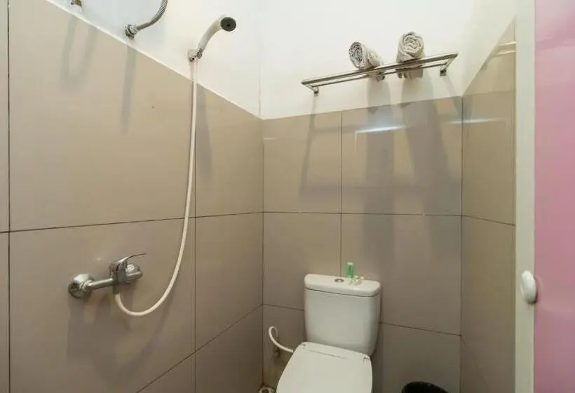 Standard Yhden Hengen Huone, Reddoorz At Fella Homestay Medan