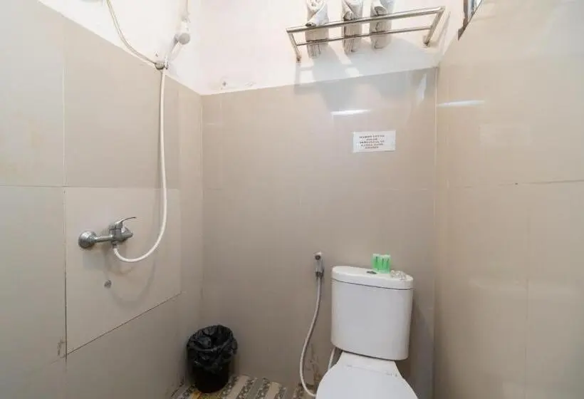Standard Yhden Hengen Huone, Reddoorz At Fella Homestay Medan