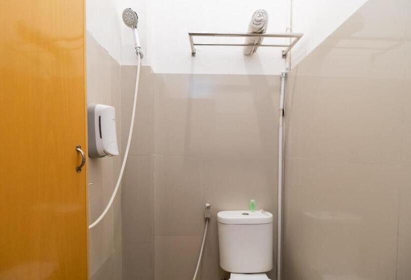 Családi Szoba, Reddoorz At Fella Homestay Medan