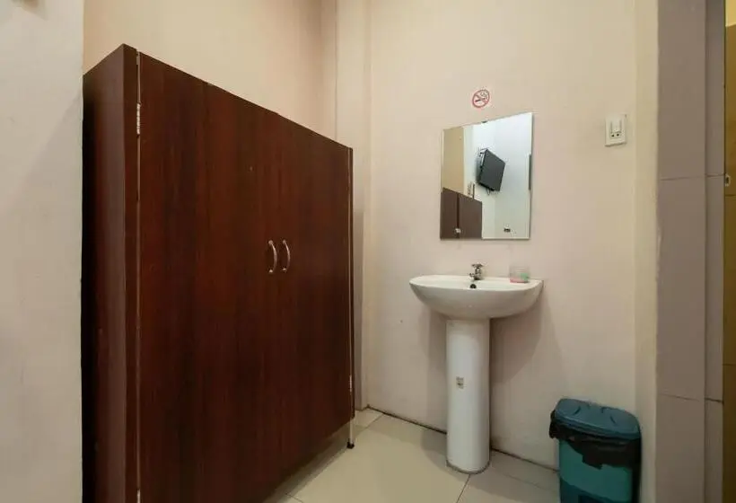 Perhehuone, Reddoorz At Fella Homestay Medan