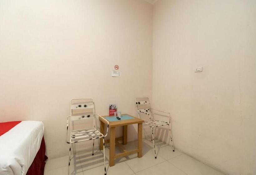 Családi Szoba, Reddoorz At Fella Homestay Medan