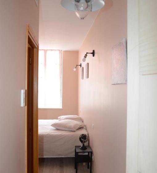 חדר סטנדרט לשלושה, Nostra Demora