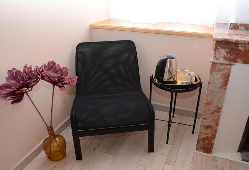 חדר סטנדרט לשלושה, Nostra Demora