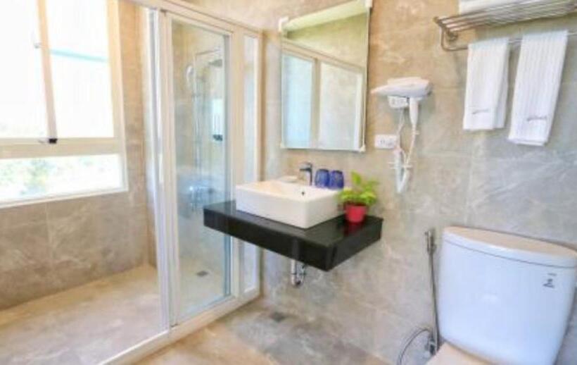 اتاق لوکس با بالکن و چشم‌انداز دریا, Full Moon Resort