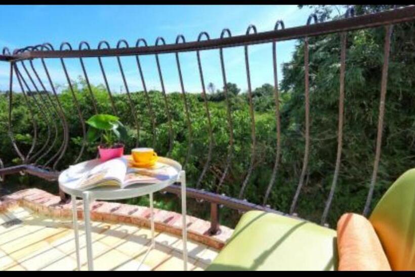 اتاق لوکس با بالکن و چشم‌انداز دریا, Full Moon Resort