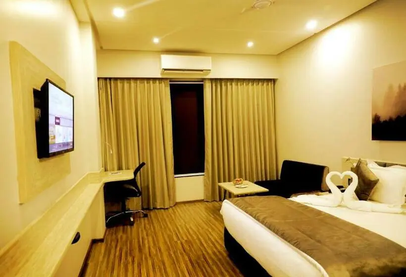 キングサイズベッドのスタンダードルーム, Kyriad Hotel Nashik