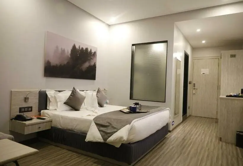 キングサイズベッドのスタンダードルーム, Kyriad Hotel Nashik