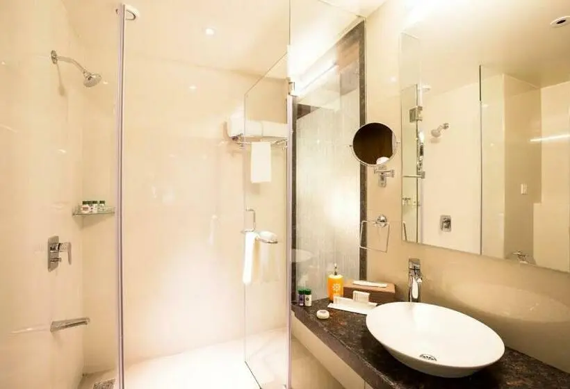 キングサイズベッドのスタンダードルーム, Kyriad Hotel Nashik