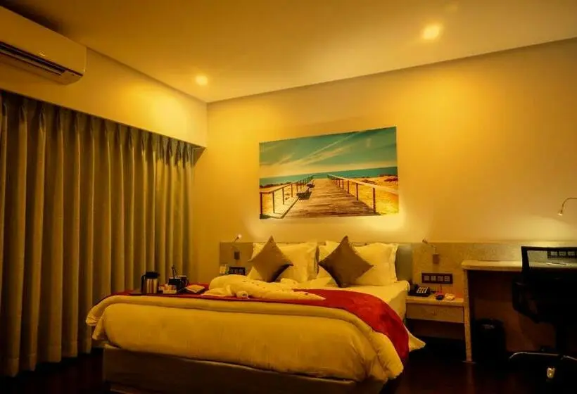 キングサイズベッドのスタンダードルーム, Kyriad Hotel Nashik