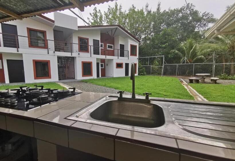 اتاق استاندارد چهارنفره با چشم‌انداز باغ, Vive Uvita