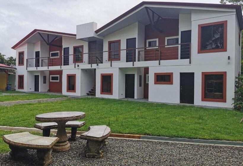 اتاق استاندارد چهارنفره با چشم‌انداز باغ, Vive Uvita