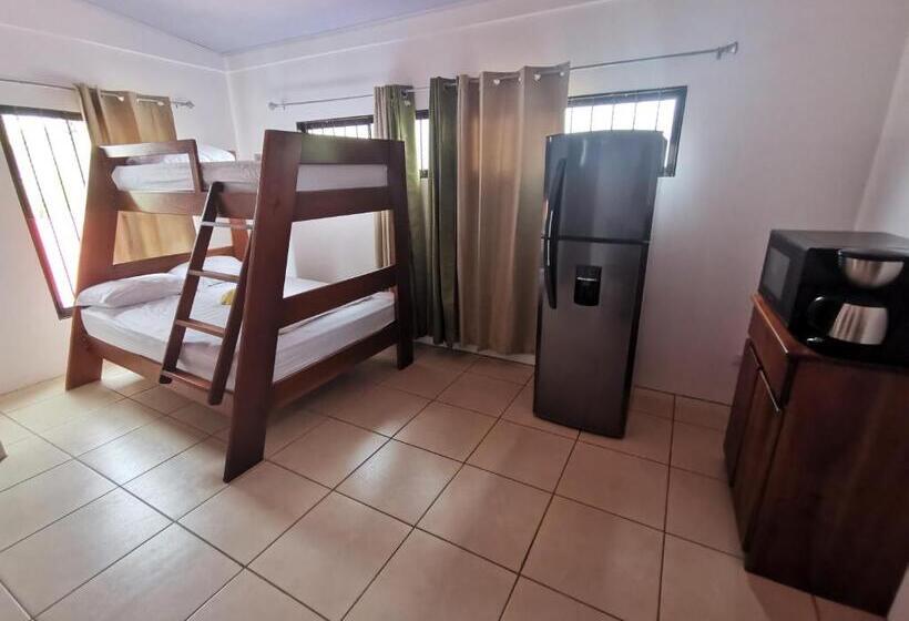 اتاق استاندارد چهارنفره با چشم‌انداز باغ, Vive Uvita