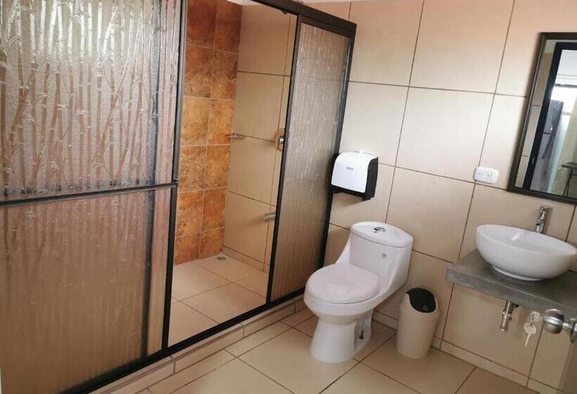 اتاق استاندارد چهارنفره با چشم‌انداز باغ, Vive Uvita