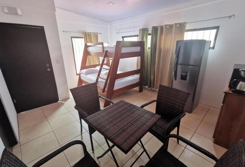 اتاق استاندارد چهارنفره با چشم‌انداز باغ, Vive Uvita