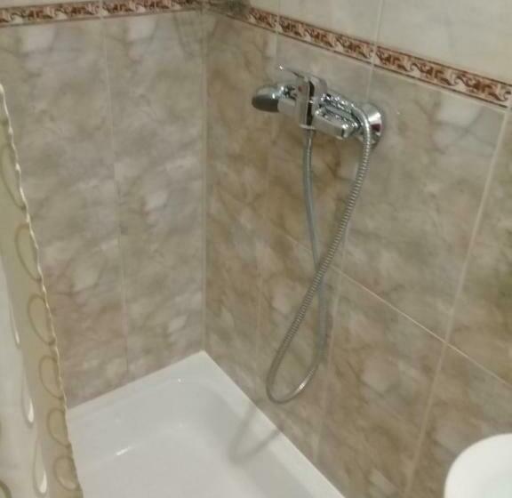 اتاق کلاسیک سه تخته, Lucy