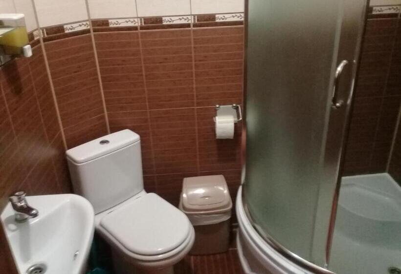 اتاق خانوادگی, Lucy