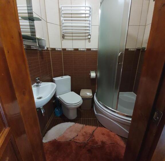 اتاق خانوادگی, Lucy