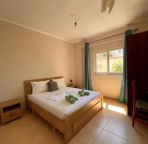Perhehuone, Milto S Rooms