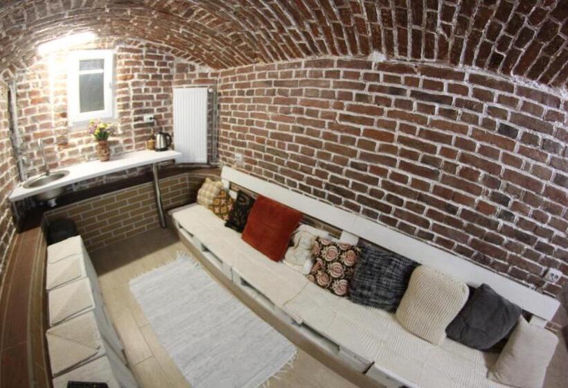 اتاق چهار تخته با دستشویی مشترک, Etno Hostel