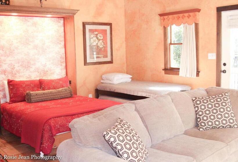 غرفة عائلية مطلّة علي الحديقة, Flowertown Bed And Breakfast