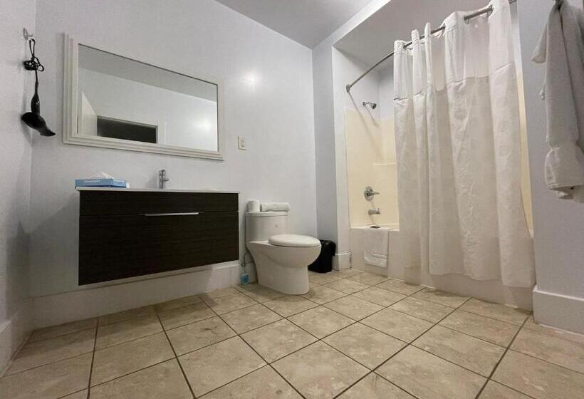 غرفة قياسية سرير كينج, Travelodge By Wyndham London Ontario