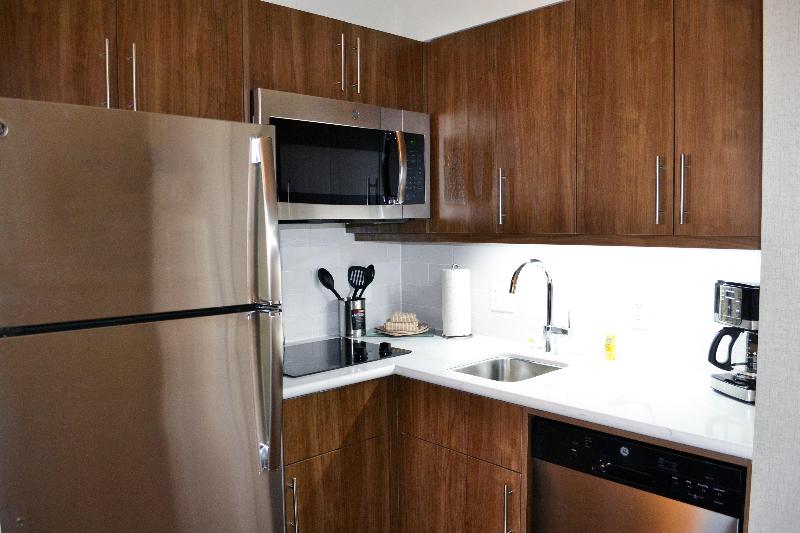 מיטת קינג בסוויטה, Staybridge Suites   Red Deer North, An Ihg