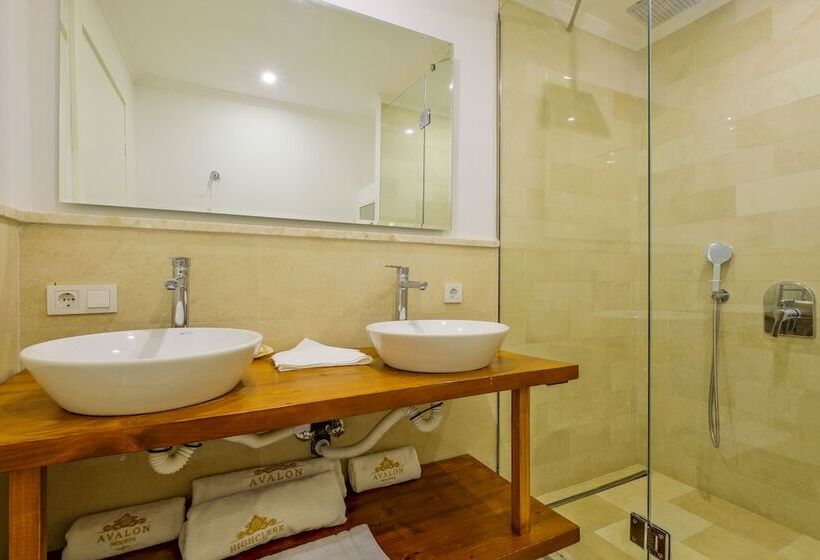 חדר דלוקס נוף לים, Highclere Hotel And Spa