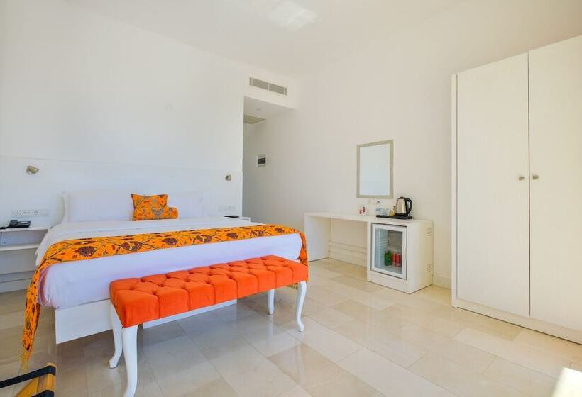 חדר דלוקס נוף לים, Highclere Hotel And Spa