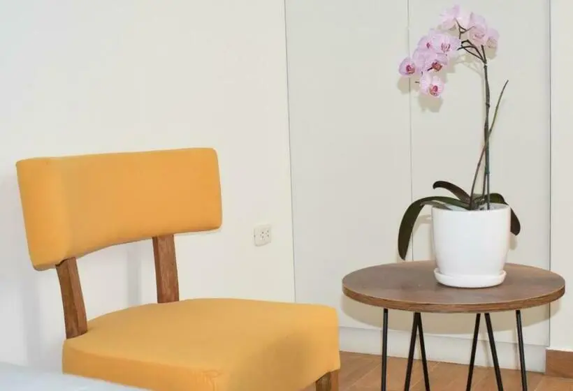 اتاق لوکس, Majhu Hostal