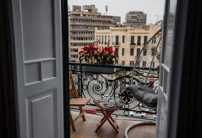 اتاق لوکس با بالکن, The Square Boutique