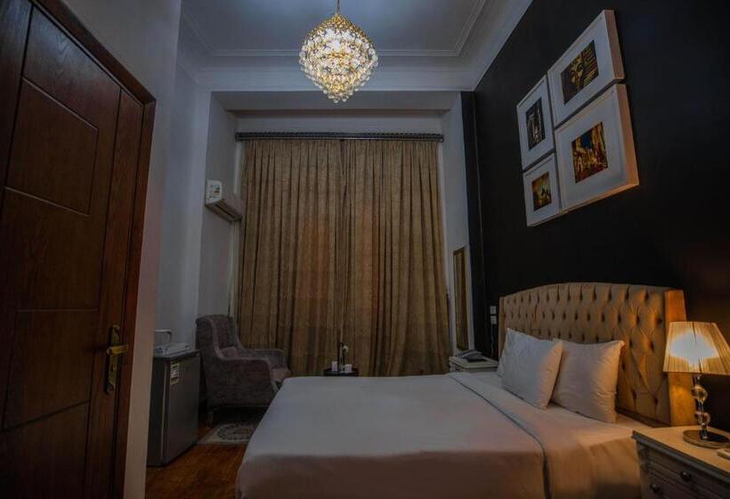 اتاق لوکس با بالکن, The Square Boutique