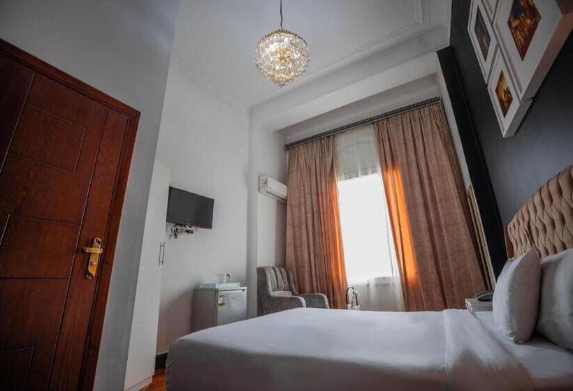 اتاق لوکس با بالکن, The Square Boutique