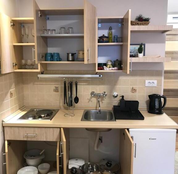 استودیو خانوادگی, Yelayeti Apartments