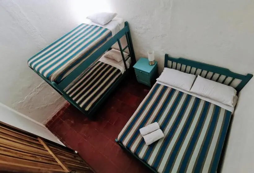 Standard Neljän Hengen Huone Jaettu Kylpyhuone, Hostel Once Once