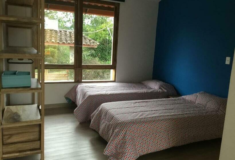 豪华三人间, La Caracola