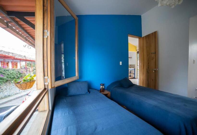 豪华三人间, La Caracola